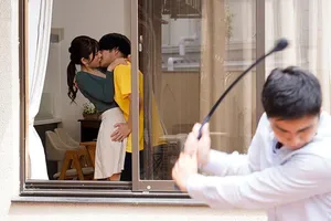 Em bé 18 tuổi nhiều nước và không có lông, cô ấy thực sự giỏi chơi với hai lỗ, sử dụng máy mát-xa và dương vật giả để làm cho âm hộ của cô ấy chảy ra chất dịch màu trắng