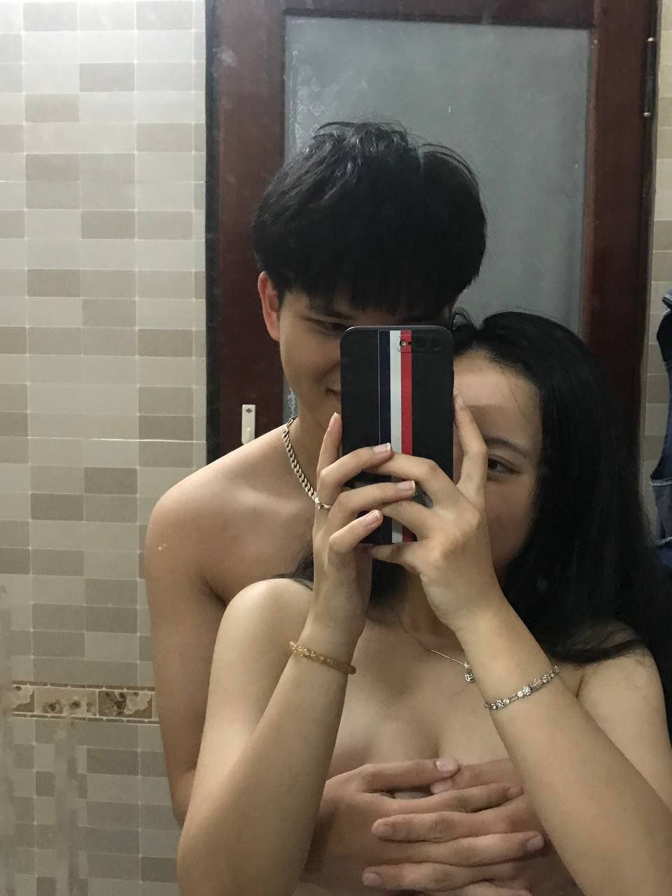 Bất lực nằm dưới gầm giường nghe tiếng cô vợ rên với đàn em thân tín