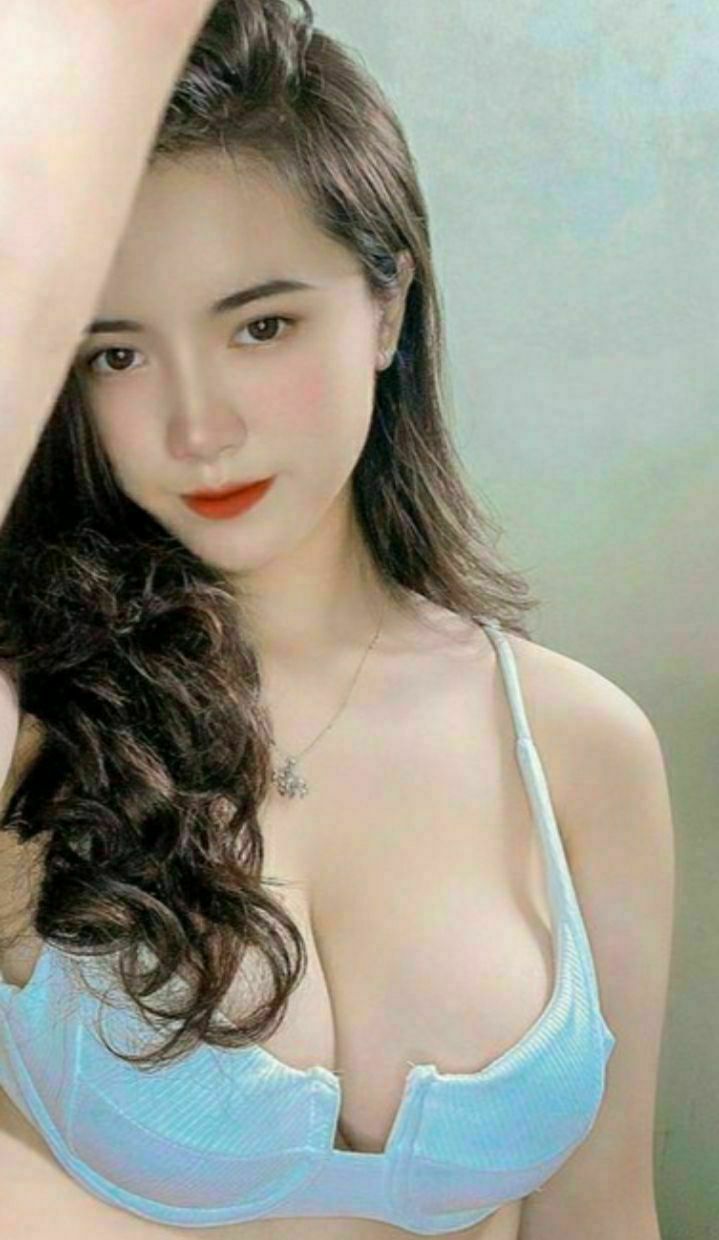 Em sinh viên dáng đẹp sáng đi học tối đi địt kiếm tiền